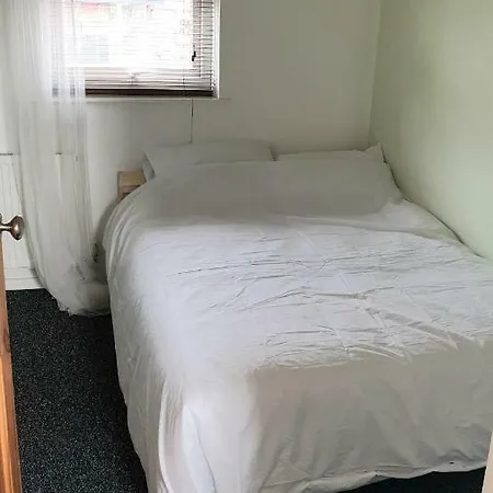 2 Bed House Sleeps 6 Short Taxi To Leeds City Centre Holiday home *