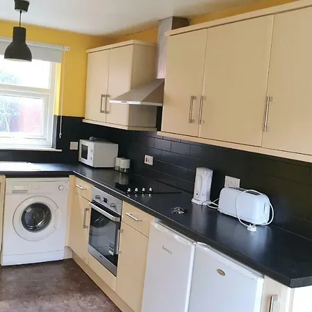 2 Bed House Sleeps 6 Short Taxi To Leeds City Centre Holiday home