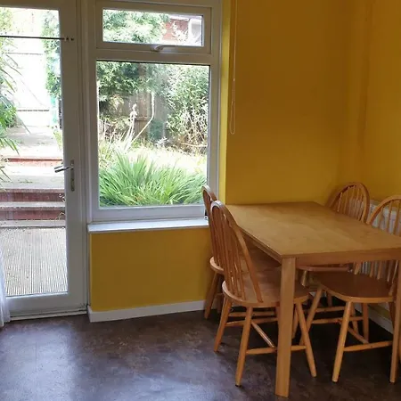 Vakantiehuis 2 Bed House Sleeps 6 Short Taxi To Leeds City Centre Leeds (West Yorkshire)